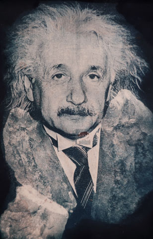 Einstein zwischen zwei Steinen. Ein Juwel zwischen Bergkristallen